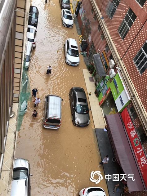 广州遭遇暴雨致水浸街 交通堵塞 图片频道