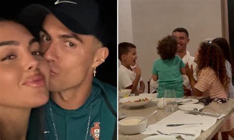 Que Amor Georgina Rodr Guez Apanha Cristiano Ronaldo A Brincar