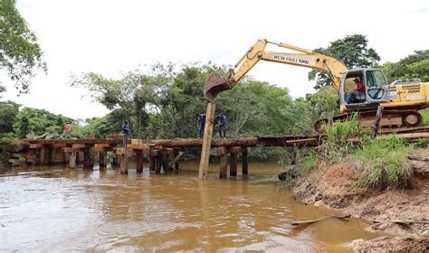 Prefeitura Constrói Ponte De Madeira Na Linha 90 Tudo Rondônia