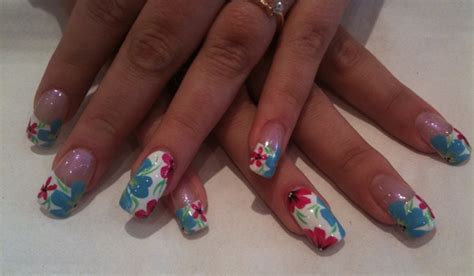 25 Astonishing Flower Nail Designs For Inspiration Sheideas