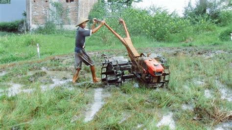 Pelan Pelan Traktor Sawah Quick G1000 Singkal Lahan Lengket Dan Subur