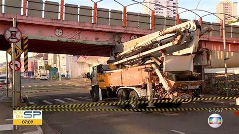 V Deo Caminh O Fica Preso Em Viaduto De Americana Bom Dia Sp G