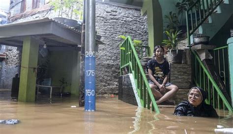 Jakarta Banjir Permukiman Warga Kebon Pala Terendam Satu Meter Lebih