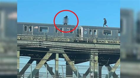 Lebensgefährlicher Kick Männer haben Sex auf New Yorker U Bahn
