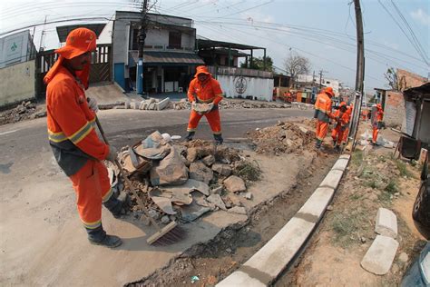 Praça 14 de Janeiro recebe recuperação de meio fio calçada e sarjeta