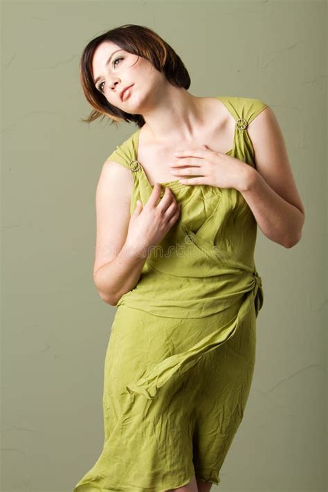 Femme Sexy De Brunette De Cheveu Court Image stock Image du renivellement émotion