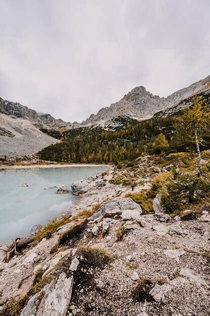 Paysage Majestueux Du Lac Des Dolomites Sorapis Avec Des Mélèzes