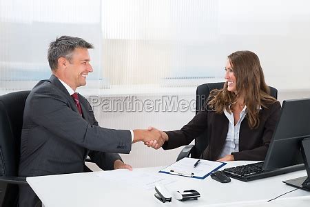 Empresários apertando as mãos uns os outros Stockphoto 15361137