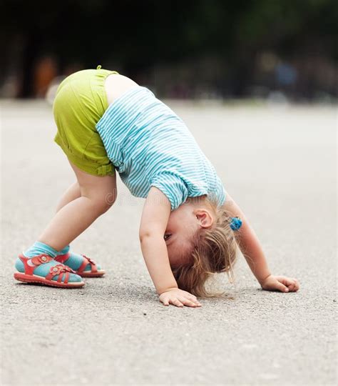 Tres Mujeres Jovenes En Bikini En La Playa Imagen de archivo Imagen de océano resto