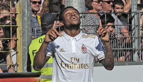 Atacante Luiz Adriano Deixa Milan E Vai Para Spartak De Moscou Diz Jornal