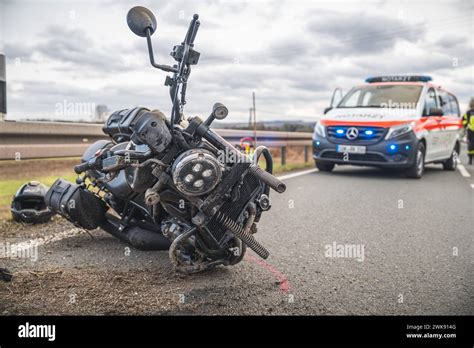 schwerer Motorradunfall endet tödlich Ein Motorrad liegt nach einem