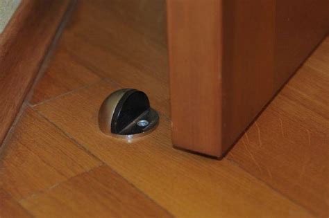 Ограничитель для двери своими руками: изготовление и монтаж