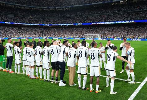 Toni Kroos é Homenageado Por Torcida E Jogadores Do Real Madrid No