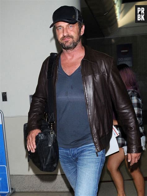 Photo Gerard Butler arrive à l aéroport de LAX à Los Angeles le 24