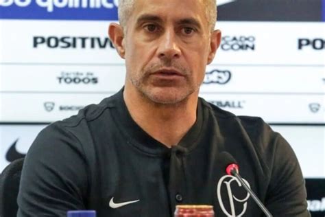 Sylvinho é anunciado como novo treinador da seleção da Albânia