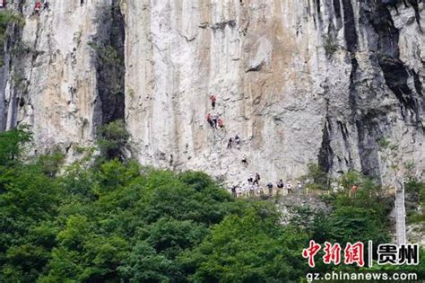 贵州六盘水：月照养生谷避暑打卡 攀岩竞技其乐无穷 中国新闻网—贵州新闻