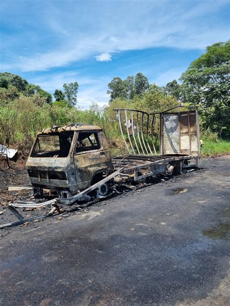 Incêndio em caminhão carregado de fogos de artifício mobiliza equipes