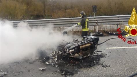 Auto Si Schianta Contro Il Guard Rail E Prende Fuoco Paura Sull A