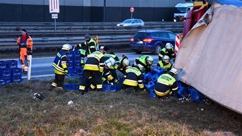 Lastwagen Samt Leergut Kippt Bei Autobahnkreuz Um