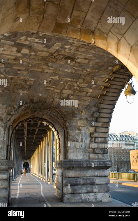 Bir-hakeim Bridge, Paris, France Stock Photo - Alamy