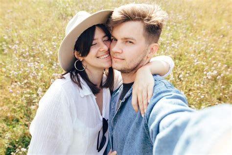 Feliz Pareja Hipster Haciendo Selfie En Un Soleado Prado De Flores