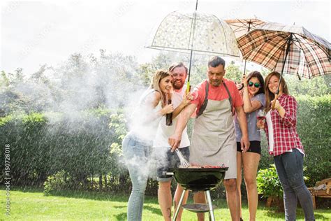 Grillen Beim Regen Wetter Stock Foto Adobe Stock