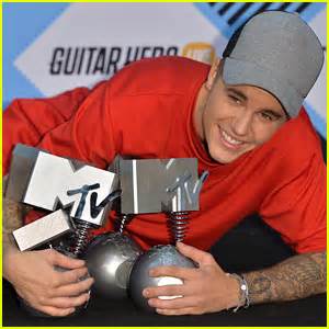 Justin Bieber Wins Five Mtv Emas At The Show Mtv Emas