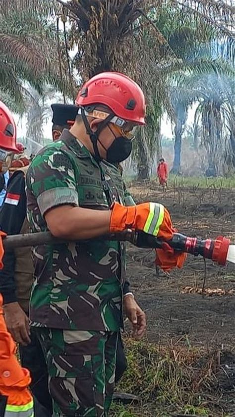 Jalur Berbukit Kebakaran Hutan Di Lereng Gunung Arjuno Sulit Dipadamkan