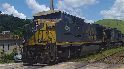 Linda Locomotiva Sua Buzina Americana Liderando Um Longo Trem