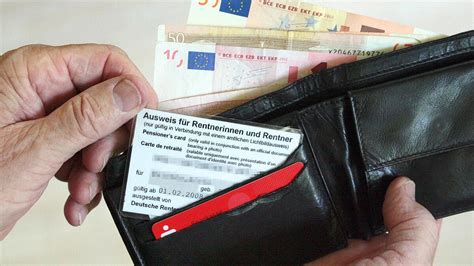 Mit dem Rentenausweis Geld sparen Diese Rabatte und Vergünstigungen