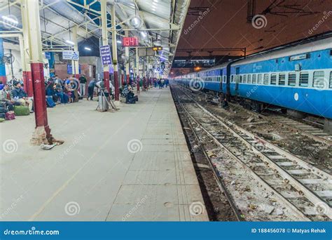 DELHI, INDIA - JANUARY 24, 2017: Platform at Old Delhi Railway Station ...