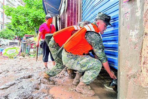 以肩為梯以背為橋 暴雨中救起被困老人 新浪香港