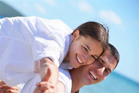 Les Jeunes Couples Heureux Ont L Amusement Sur La Plage Photo Stock