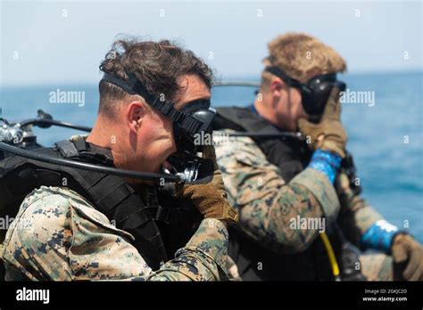 U S Marines With Force Reconnaissance Platoon Frp 31st Marine Expeditionary Unit Meu