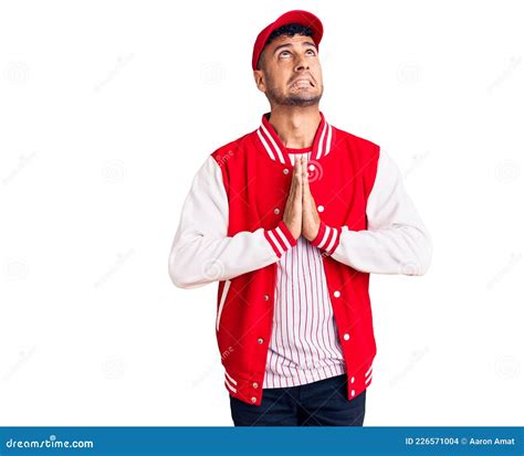 Giovane Ispanico Con L Uniforme Da Baseball Che Chiede L Elemosina E Prega A Mani Nude Con La