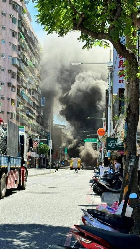 快訊／新北板橋鐵皮屋竄火「整條街都是黑煙」 警消搶救中 鏡週刊 Mirror Media