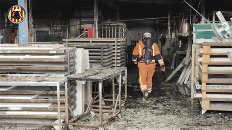 Una persona afectada por inhalación de humo en un incendio industrial