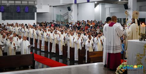 Entenda o significado da Missa dos Santos Óleos Diocese de Osasco