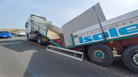 Il Blocco Di Granito Troppo Pesante Tir Si Spezza In Due Sulla