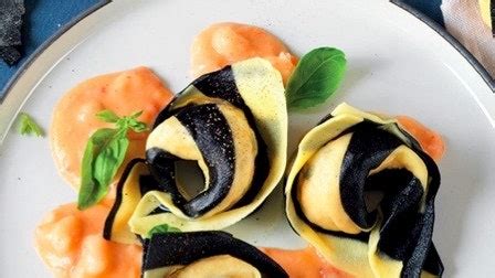 Ricetta Tortelli Bicolore Al Salmone Con Crema Di Gamberi La Cucina