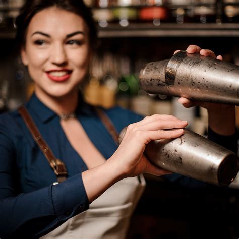 9 Tips For Getting The Best Service At The Bar Bartenders Photography Barmaid Bartender