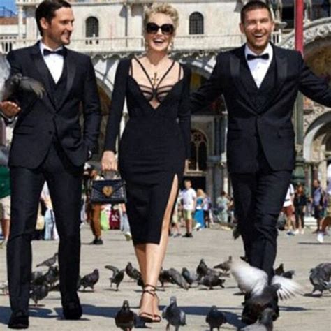 Sharon Stone sex symbol à ans elle ose soutien gorge apparent et décolleté jusquau