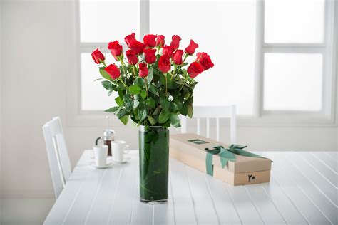 Red Roses Gift Box with Vase