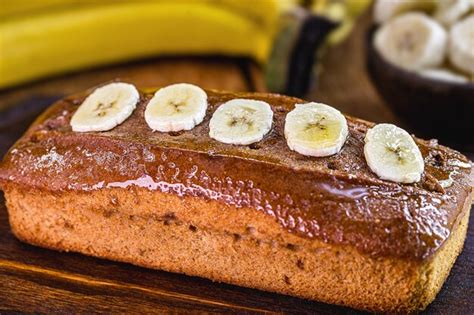 Pan de plátano vegano con frutas alrededor elaborado con avena