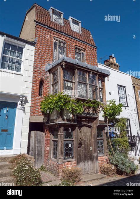 The Beautiful Manna House On Upnor High Street Kent Uk A St