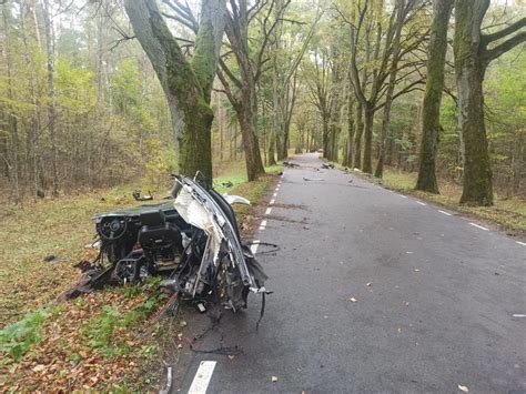 Warmińsko mazurskie Audi uderzyło w drzewo Kierowca zginął na miejscu