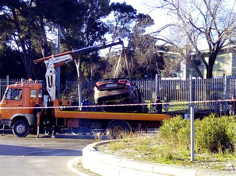 Non Si Fermano Allalt Dei Carabinieri E Si Schiantano In Auto Morta