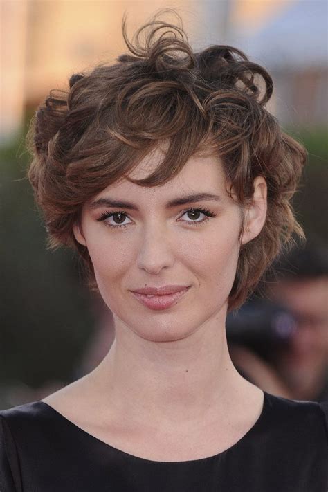 Les Cheveux Boucl S Courts De Louise Bourgoin Coupe De Cheveux