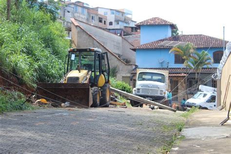 Retroescavadeira derruba poste e causa interrupção de energia no Clóvis