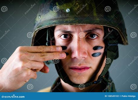 Retrato Del Soldado Joven Hermoso Que Lleva Un Uniforme Militar